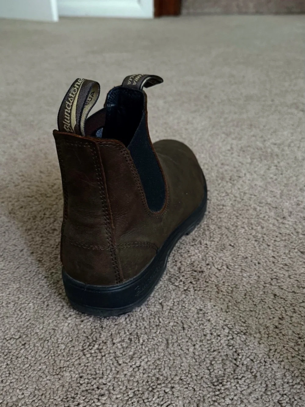 Near New Blundstone Chelsea Boots – Classic – Size 9 US